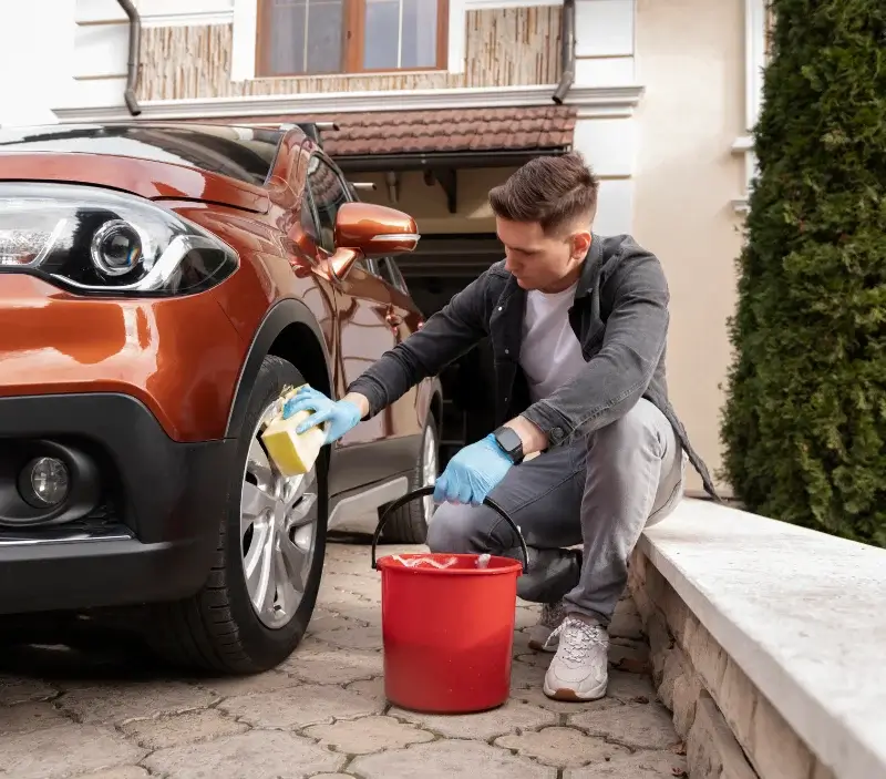 Lavage auto à domicile Caudan : professionnel intervenant sur un véhicule